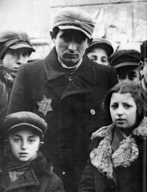 http://isurvived.org/Pictures_iSurvived-3/SHOAH-jewish_family.GIF